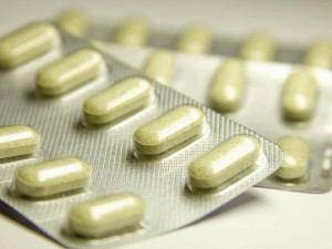 Policie obvinila osm lidí z dovozu léků k výrobě pervitinu