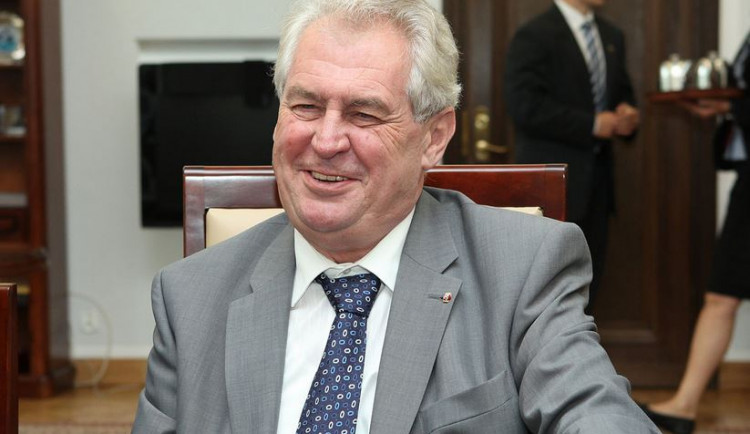 Zeman pro radikální opatření proti terorismu, solidarita nestačí
