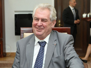 Zeman pro radikální opatření proti terorismu, solidarita nestačí