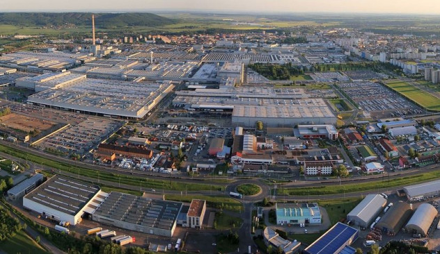 Škoda plánuje převést stovky lidí na externí firmy, hrozí stávka