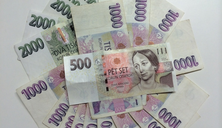 Úřad vlády zveřejnil platy, vedoucí loni bral 1,46 milionu korun