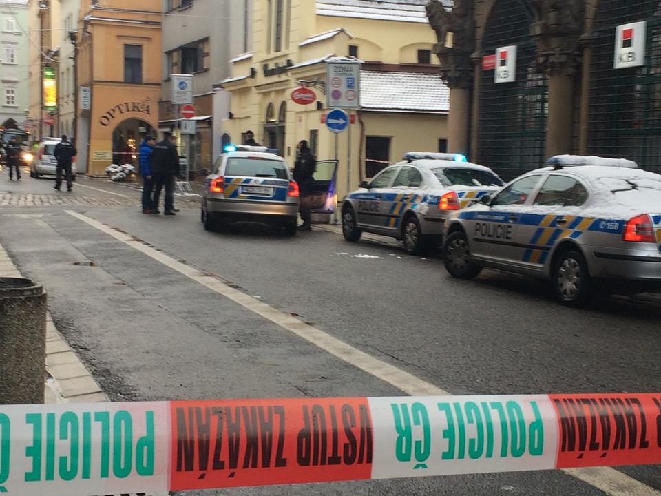 Policisté zkoumají neznámé zavazadlo u Masných krámů