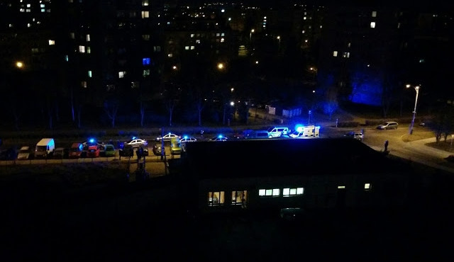 Před restaurací se sjelo několik policejních aut a záchranka. Uvnitř se poprali dva hosté