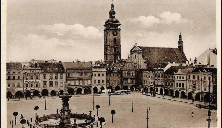 Není doloženo, že by lidé dříve chodili na náměstí Přemysla Otakara II. na pivo