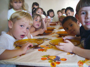 Lékařka Cajthamlová: Školní jídelny mají zasytit, prim ve stravování musí hrát rodina