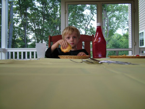 Rodiče s dětmi nestolují a ty pak rádi sáhnout po nezdravém fast foodu