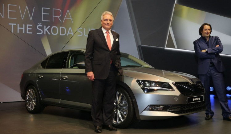 Prof. Dr. h.c. Winfried Vahland, předseda představenstva ŠKODA AUTO a šéfdesignér značky ŠKODA Jozef Kabaň s novým vozem ŠKODA Superb při světové premiéře v Praze.