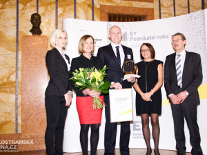 Za střední Čechy zvítězil Martin Vohánka, majitel společnosti W.A.G. payment solutions, cenu převzal David Holý (uprostřed)