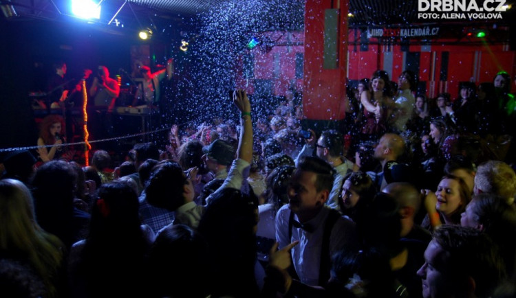 Tři stovky budějckých studentů to v úterý rozjely na electroswingovou muziku
