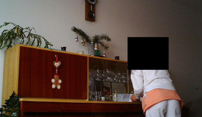 Mladá pečovatelka okrádala seniory, usvědčila ji fotopast