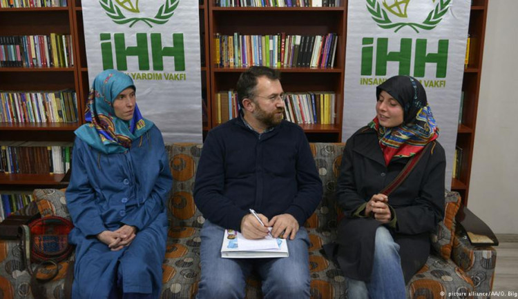 Antonie Chrástecká (vlevo) a Hana Humpálová (vpravo) v Turecku s koordinátorem IHH Izzetem Sahinem po propuštění