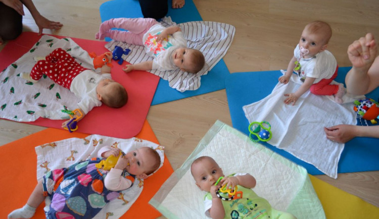 Maminky cvičí s dětmi