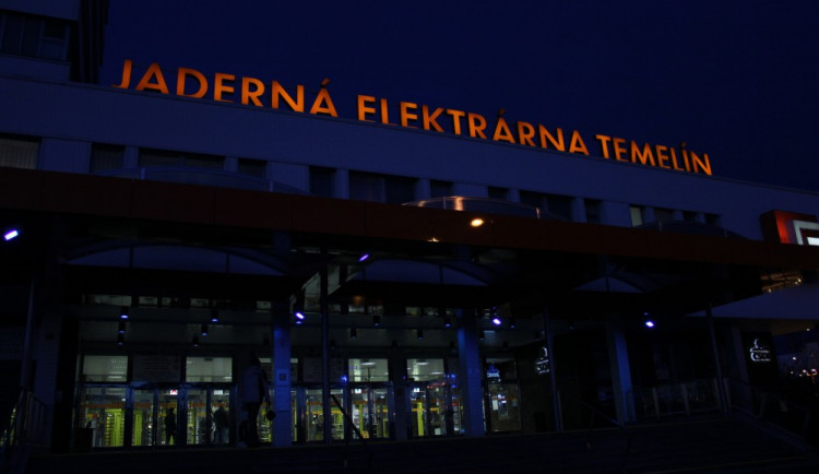 Temelín se včera v noci rozsvítil modře