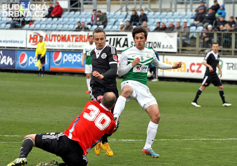 Druhý gól Jablonce vstřelil Ruslan Mingazov (na snímku před Křížkem při souboji s Janotkou)