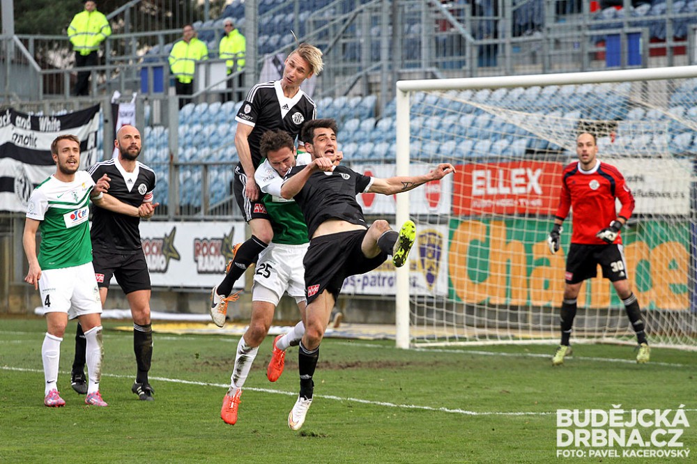 Jaroslav Machovec (v popředí) s Pavlem Novákem Martina Doležala sevřeli