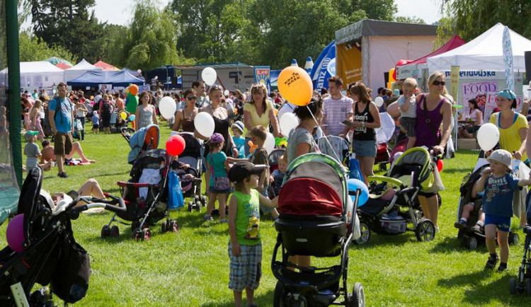 Pořídila jste si dítě, tak se snažte, slýchají matky v MHD. Cesta s kočárkem po Praze není bezproblémová