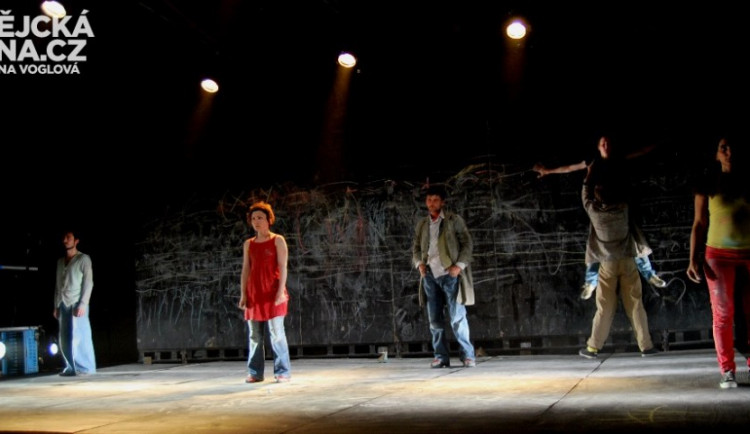 Divadlo Continuo: Mluvíme skrz tělo