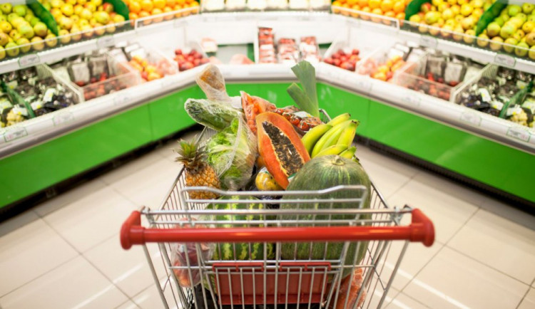 Výdaje na potraviny rostou – chudší domácnosti kupují více pečiva, bohatší více ryb, ovoce a zeleniny