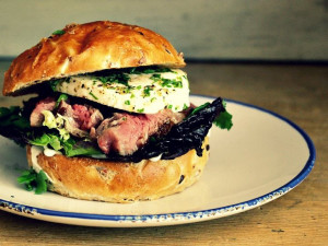 Hamburger s vysokým roštěncem, mozzarellou, koriandrem a jalapeňo majo podle Koko