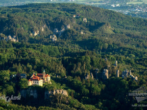 Hrubá Skála obklopená pískovcovými útvary