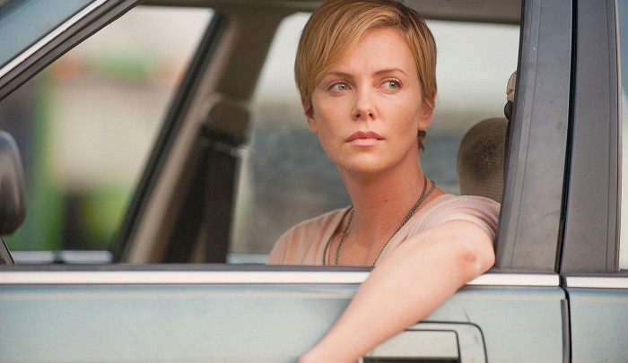 Filmové premiéry: Nový thriller s Charlize Theron, originální horor či česká komedie z venkova