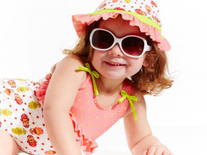 Jak ochránit dítě před sluncem? Zkuste UV oblečení