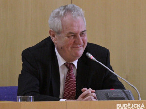 Glosa: Prezident Zeman již není ekonom a jen se podbízí?