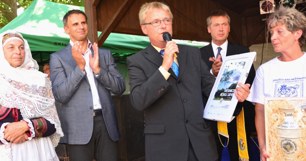Hejtman Jiří Zimola tleská starostovi Jarošova nad Nežárkou Bohumilu Rodovi