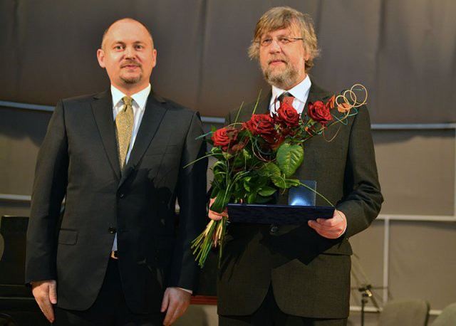 František Pospíšil (vpravo) přebírá Cenu Jihomoravského kraje v kategorii „Práce s mládeží" , zdroj: soukromeskoly.cz