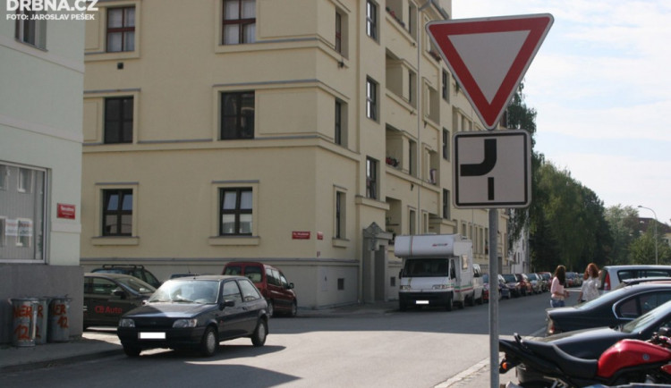Změna hlavní ulice na křižovatce Nerudovy a ulice Františka Hrubína se bude přehodnocovat