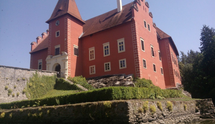 Červená Lhota v sobotu nabídne noční prohlídky, přednášky i romantickou plavbu po rybníce