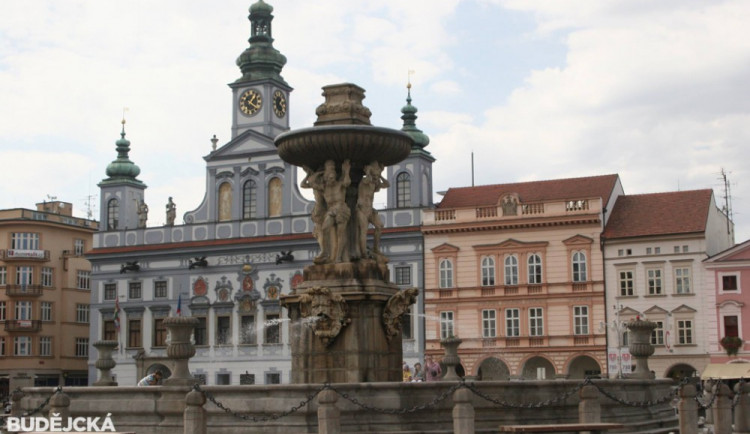 Samson zmizel z náměstí. Na své místo se po opravě vrátí ve čtvrtek