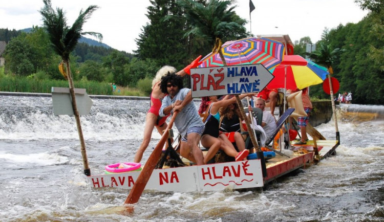 Dvorní dámy skončily ve vodě. Plavidlo Oldřich II. z Rožmberka nepřežilo Herbertov, ale vyhrálo
