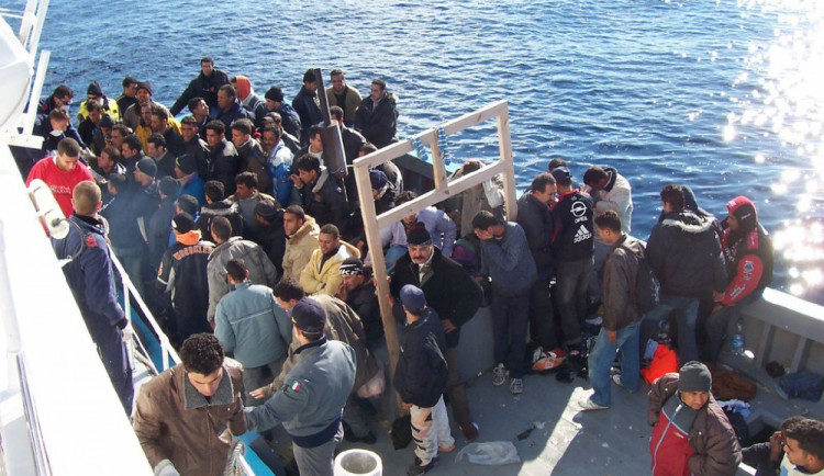 Babiš vyzývá NATO, aby začalo potápět lodě pašeráků migrantů