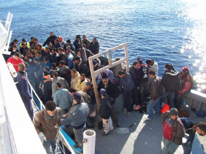 Babiš vyzývá NATO, aby začalo potápět lodě pašeráků migrantů