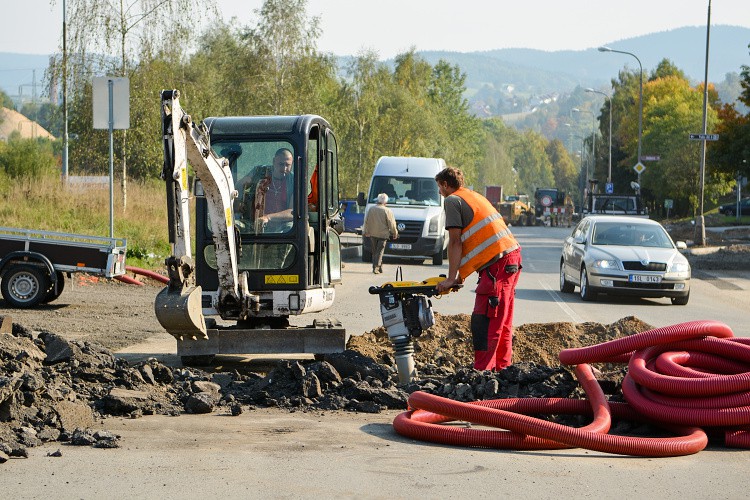 Stavba kruhového objezdu v Rochlici je v plném proudu. Foto: Jan Král