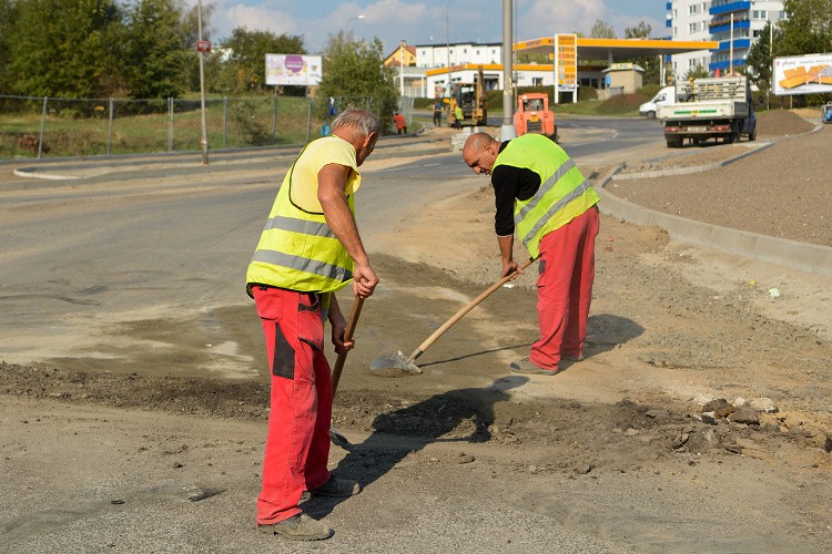 Stavba kruhového objezdu v Rochlici je v plném proudu. Foto: Jan Král