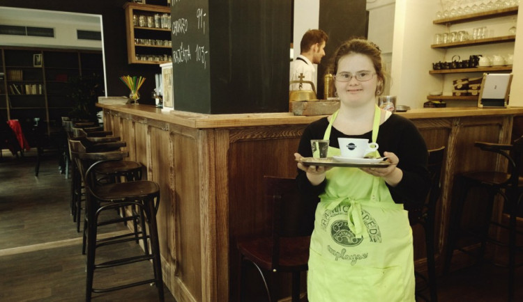 Kavárna, kde se spojuje zdravý svět s handicapovaným