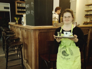 Kavárna, kde se spojuje zdravý svět s handicapovaným