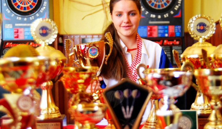 Patnáctiletá dívka z Budějcka dobývá šipkařský svět