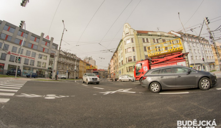 FOTO: Průjezd povolen. Žižkovu třídu už zase brázdí auta