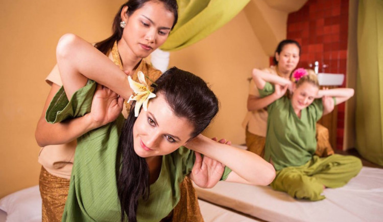Thajská masáž pod stromeček - vánoční dárkové poukazy v Ban Thai Massage v Budějcích