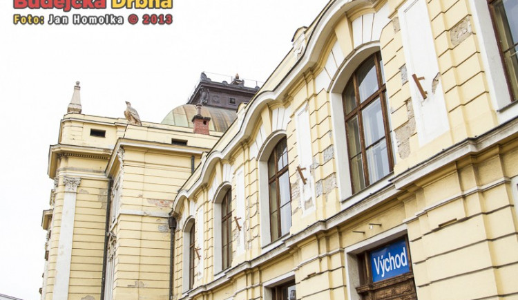Úprava přednádražního prostoru se odkládá