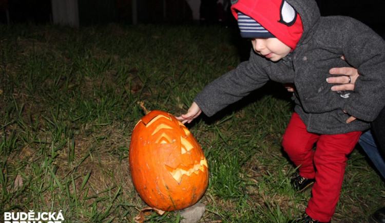 Halloweenská stezka v Nových Hodějovicích neděsila. Strašidla byla přátelská