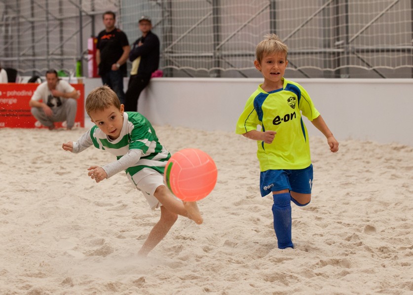 Malí fotbalisté hráli na písku. Z vítězství se radovalo Dynamo a Strakonice