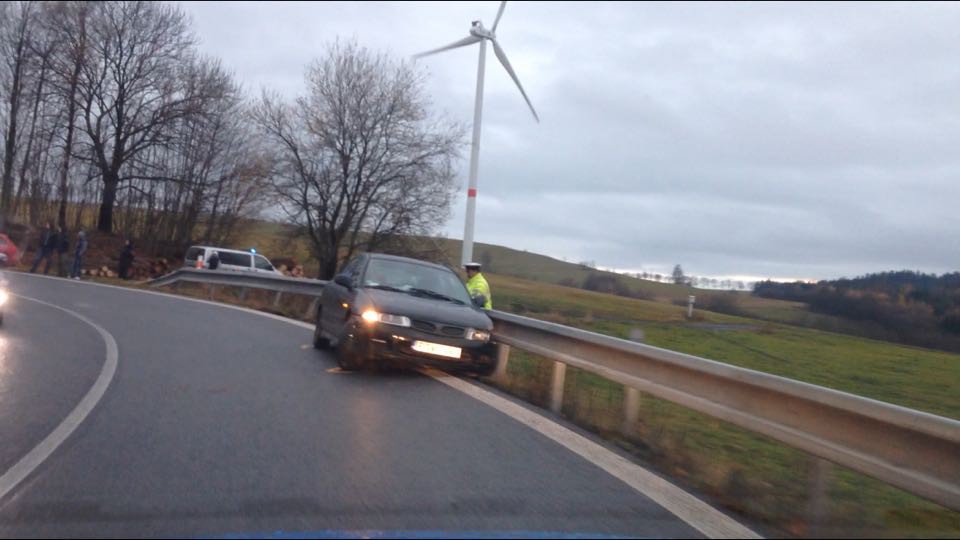 Partička mladých Poláků dnes havarovala na Albrechtickém kopci
