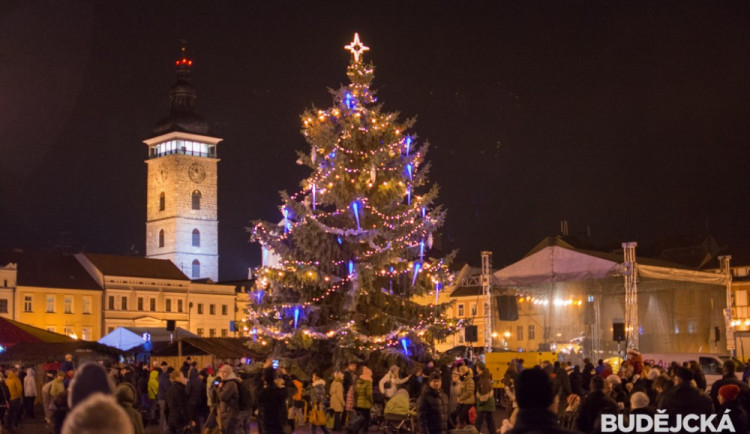 Rozsvícení vánočního stromu opět přihlíželo plné náměstí lidí