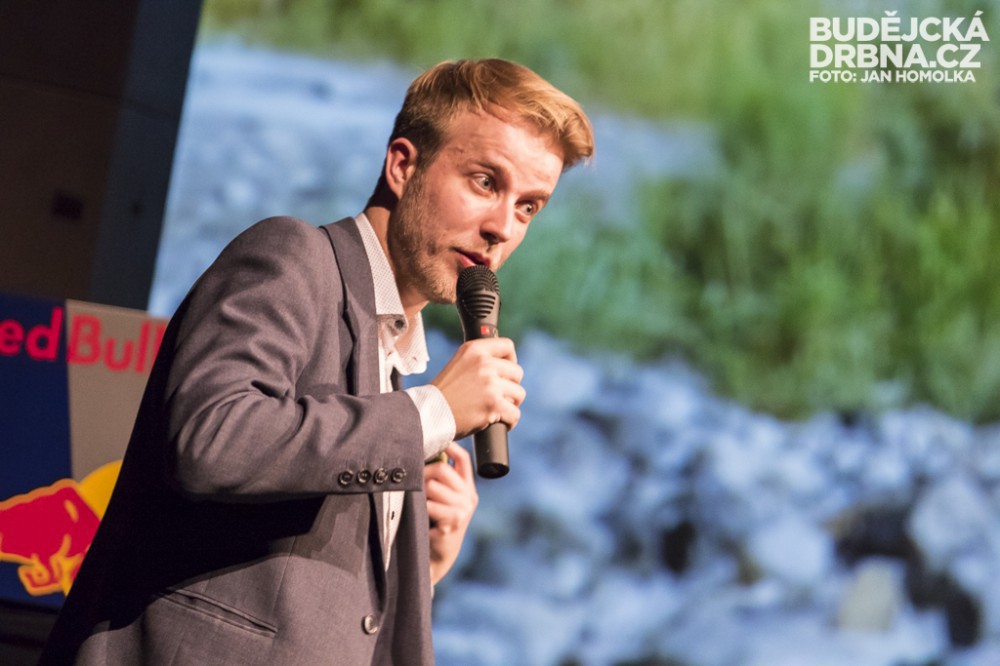 Ladislav Zibura při vyprávění v Budějcích