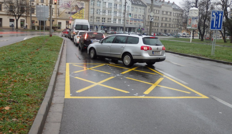 Mariánské náměstí bylo doplněno žlutým značením
