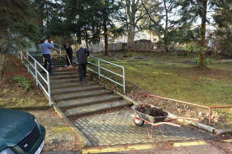 Odsouzení vězni uklízeli sídliště v Rochlici